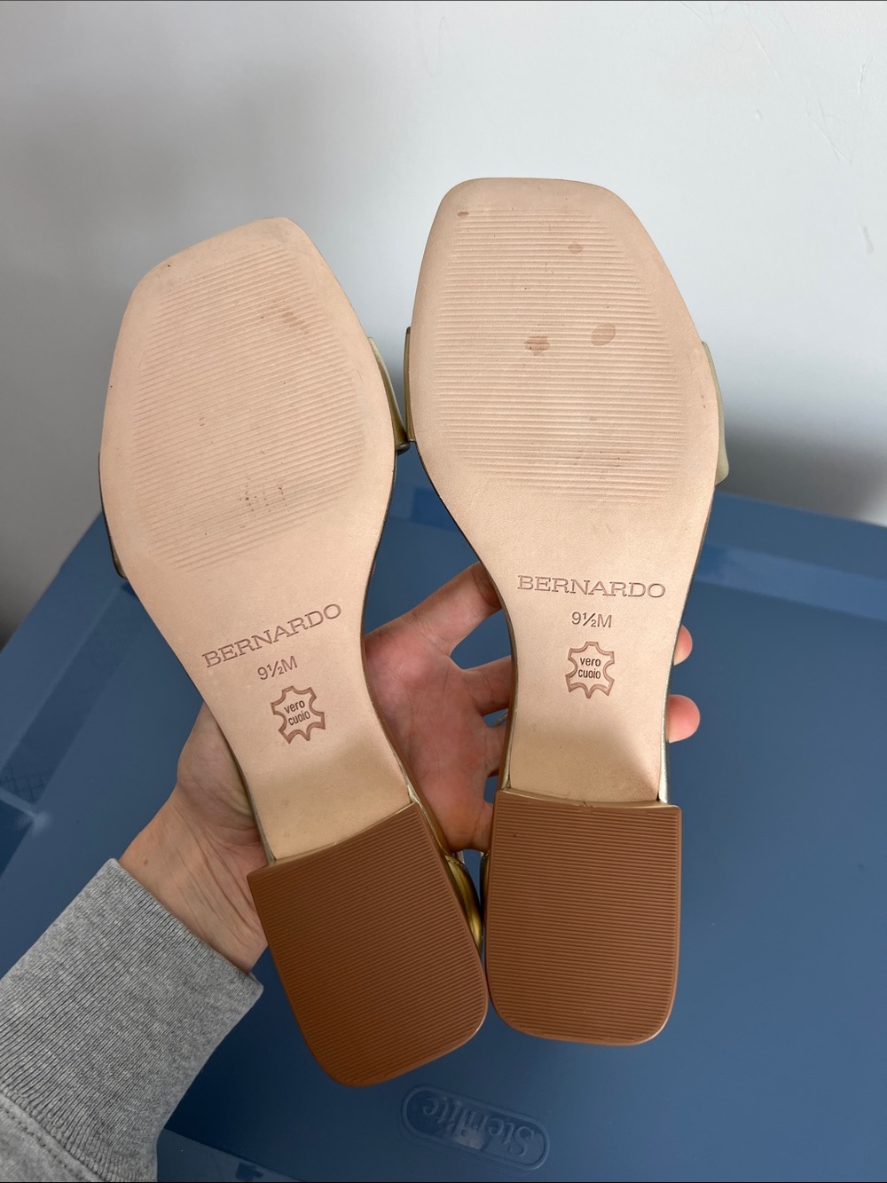 Bernardo champagne antique calf leather gold open toe sandals with low heel 9.5M - Picture 12 of 12